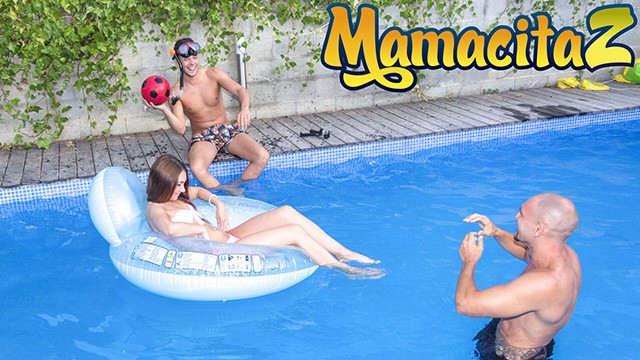 Chicas Loca - русская тинка Stacy Snake на вечеринке у бассейна в тройничке - MAMACITAZ