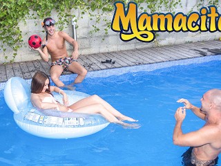 Chicas Loca - русская тинка Stacy Snake на вечеринке у бассейна в тройничке - MAMACITAZ