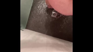 Mi culo bajo la ducha. 