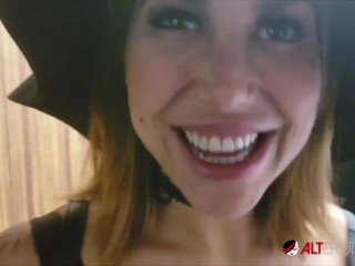 Putain de salope tatouée Heidi van Horny dans la douche