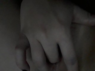 Дрочит пальцами мою мокрую киску