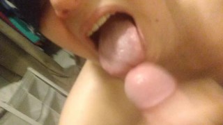 Мамаша вытаскивает язык из нагрузки