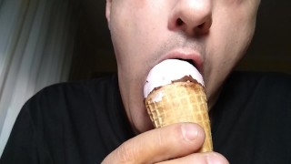 Licker lamiendo fetiche lamiendo helado 