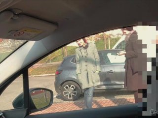 DICK FLASH CAR part 2. La troia infila la_mano e_mi fa godere