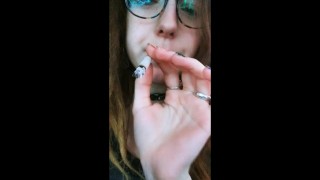 Goth meid rookt in de minivan van haar vriend