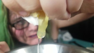 Transgênero GIrl quebrando ovos ficando bagunçados para motivar outros ovos trans