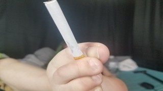 Курение ног: транс-готическая девушка курит сигарету ногами (60 кадров в секунду)