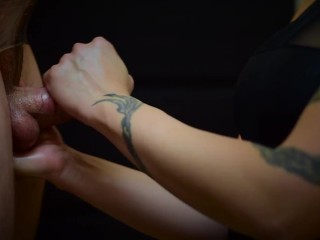 Мастурбирует во время сарана, обернутого шлепками члена и окончанием камшота