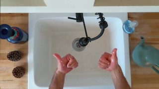 Описанное видео — вежливое мытье рук от Трипа Ричардса