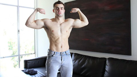 Bodybuildeur hétéro se fait avoir Into une branlette par le directeur de casting Gay LA