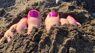 Tenen in het zand op het strand