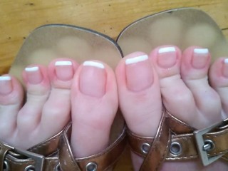 Lange Tenen Tonen Met Franse Teennagels in Sexy Teenslippers - OlgaNovem