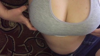 Девушка из TikTok показала сиськи