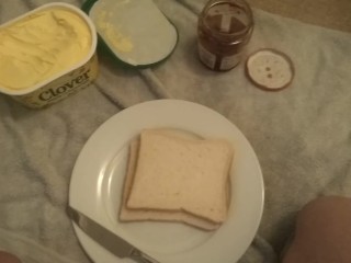 Приготовьте и съешьте бутерброд с джемом