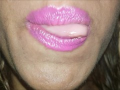 Food play, chewing chocolat