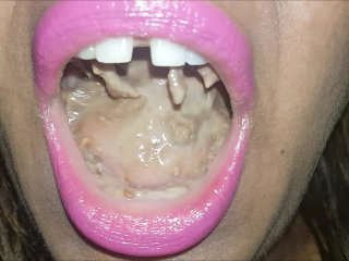 Food play, chewing chocolat