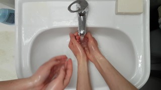 lavado de manos en cuarentena, mi novia y yo