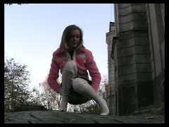 Красивая стесняясь сделала ручей на брущатке