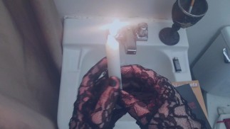 跨性别哥特女孩使用古老的黑魔法唤醒“干净的人”