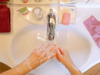 Медсестра моет руки после госпитализации от коронавируса #scrubhub