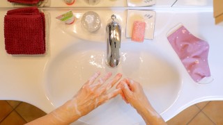 Enfermeira lava as mãos após hospital contra coronavírus #Scrubhub