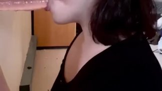 吮吸和呕吐假阳具