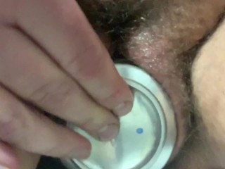 BBW 在公共浴室里买苏打水塞进她张开的阴户里！