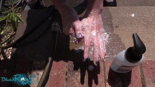 Mulheres maduras sujas lavam-se lá fora