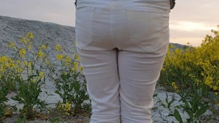 Alice haar plas bevlekte witte spijkerbroek nat maken in de natuur (uit onze compilatie)