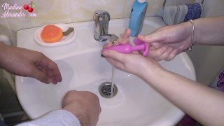 Casal Lavando As Mãos E Brinquedo Sexual Antes Do Sexo #Scrubhub