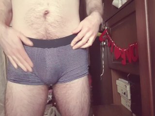 в трусиках показывает свой член и попу.