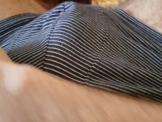 Ласкаю свой маленький член. Маленький член крупным планом.