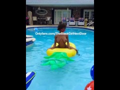 Sarai Minx loves getting wet 