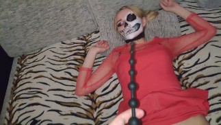 Длинные анальные бусы глубоко в заднице девочки-подростка. Глубокая анальная тренировка. Гонзо. 60 кадров в секунду.