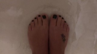 Q18 - Green Toes In The Shower