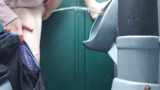 Не мог удержать свою мочу в писсуаре Porta Potty