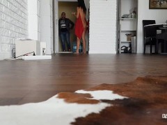 Сексуальный пранк с падающим полотенцем перед доставщиком воды - Screenshot 11 of 16 - Sexy Prank