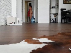 Сексуальный пранк с падающим полотенцем перед доставщиком воды - Screenshot 13 of 16 - Nude Delivery