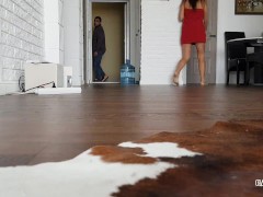Сексуальный пранк с падающим полотенцем перед доставщиком воды - Screenshot 3 of 16 - Nude Delivery
