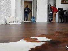 Сексуальный пранк с падающим полотенцем перед доставщиком воды - Screenshot 4 of 16 - Naked Delivery