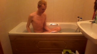 Blonde toma banho quente na banheira