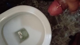 Дубай мастурбирует объятия кончил в туалет 