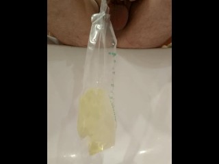 自拍插入 Actreen 导管，并用精液取出