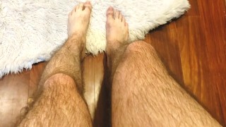 淋浴后擦干我湿漉漉的毛茸茸的腿