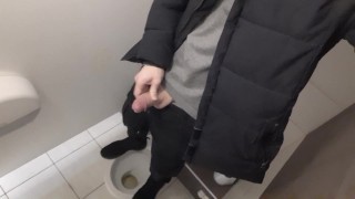 Krachtige Fontein Van Sperma In Het Toilet Van Het Station
