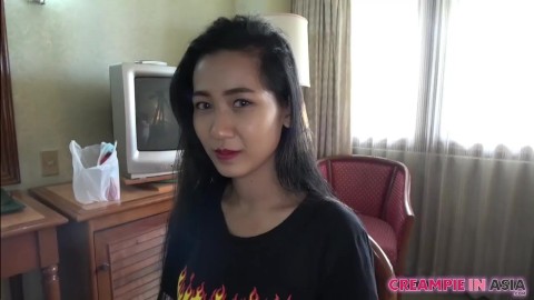 Un homme japonais éjacule sur une fille thaïlandaise dans une vidéo de sexe non censurée