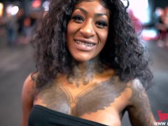Video Fit girl shows tits public at fibo and gets full filled by fan +abscramp