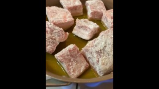 小黑用烤猪肉和蔬菜烹饪咖喱