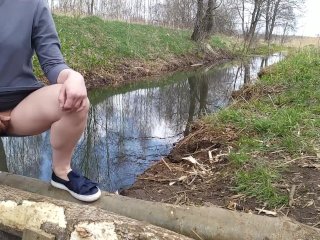 Polska gorąca mamuśka masturbuje się nad rzeką