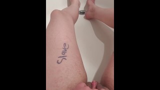 Trans boy rubbing and pissing in the bathtub